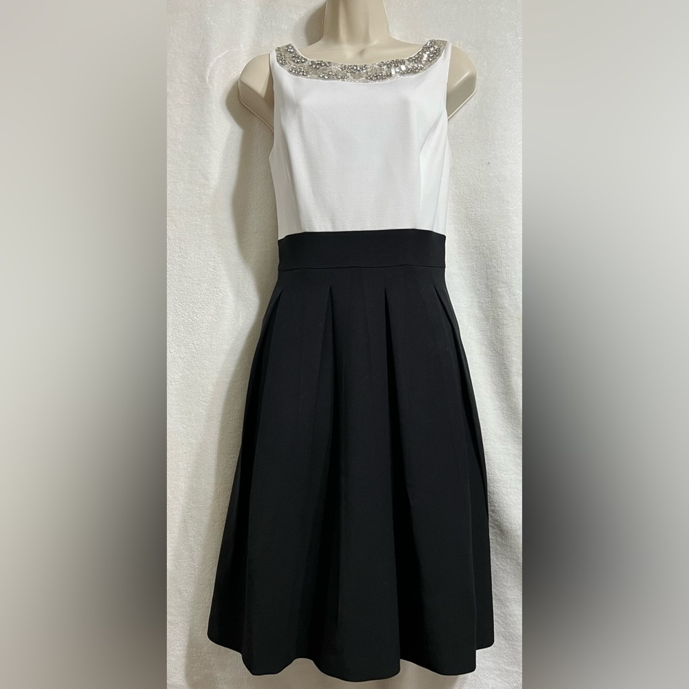 Stunning White House Black Market sleeveless, black and white dress size…